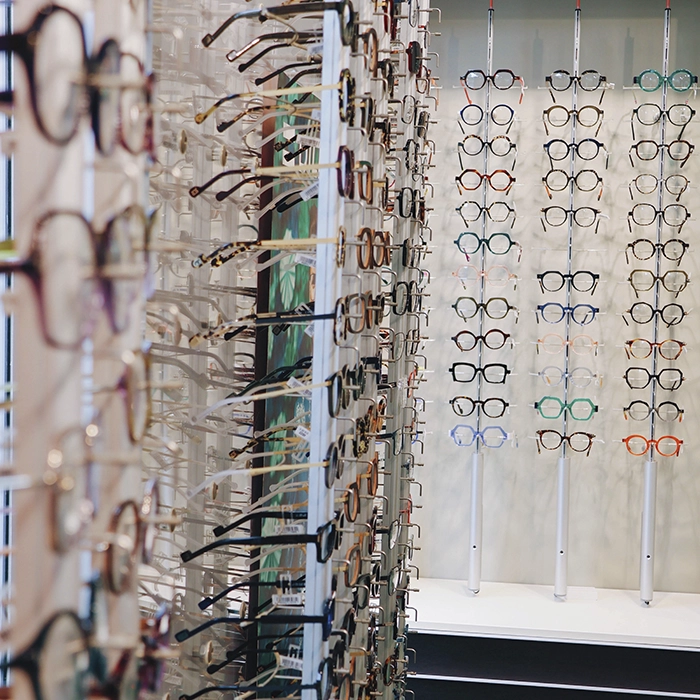 Une large sélection de montures pour chaque personnalité Mur de montures et sélection de lunettes chez Optique Audition Suin Valenciennes