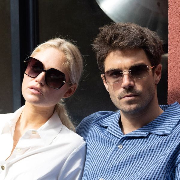 Des lunettes de soleil pensées pour révéler chaque style Homme et femme portant des lunettes de soleil contemporaines chez Optique Audition Suin Valenciennes